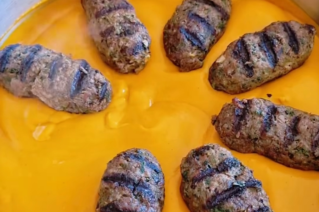 קציצות ברוטב עגבניות, פלפלים ומנגו